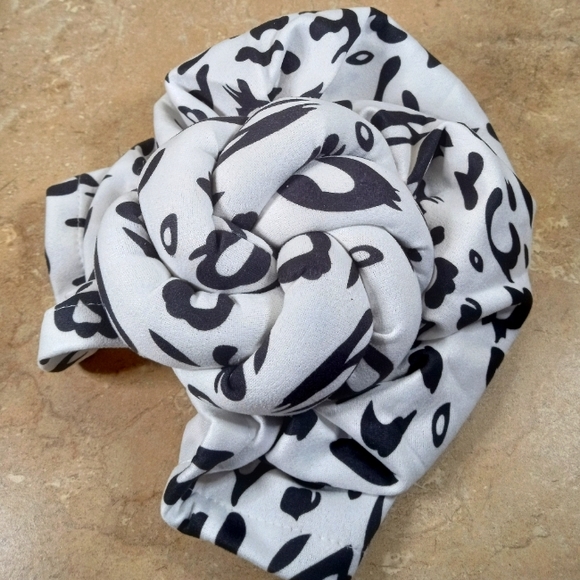 Pre-Made Knotted Head Wrap Color: Black/White - Picture 3 of 4